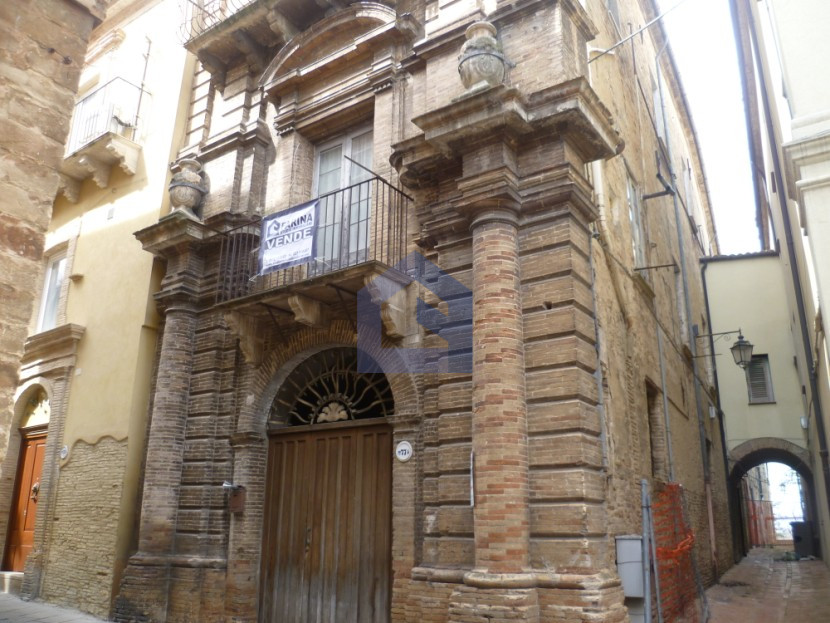 Lanciano, imponente Palazzo storico con affreschi [V4830]